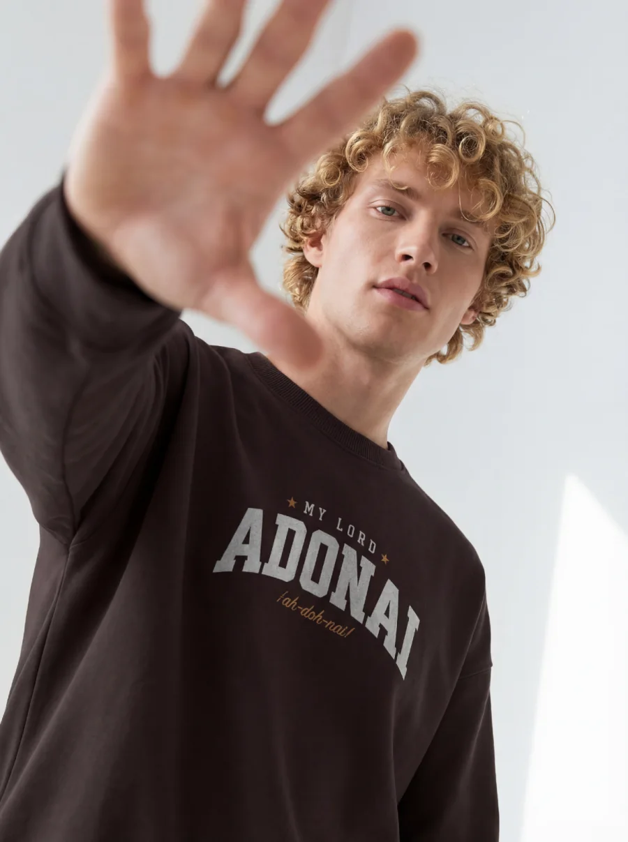 Model purtand bluza maro Pomverde cu mesajul Adonai