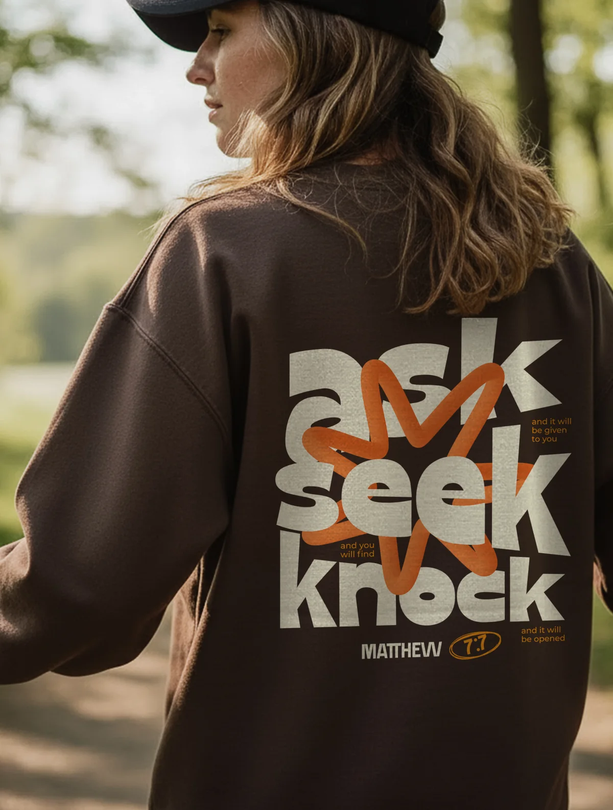 Hanorac maro Pomverde cu mesaj Ask Seek Knock pe spate