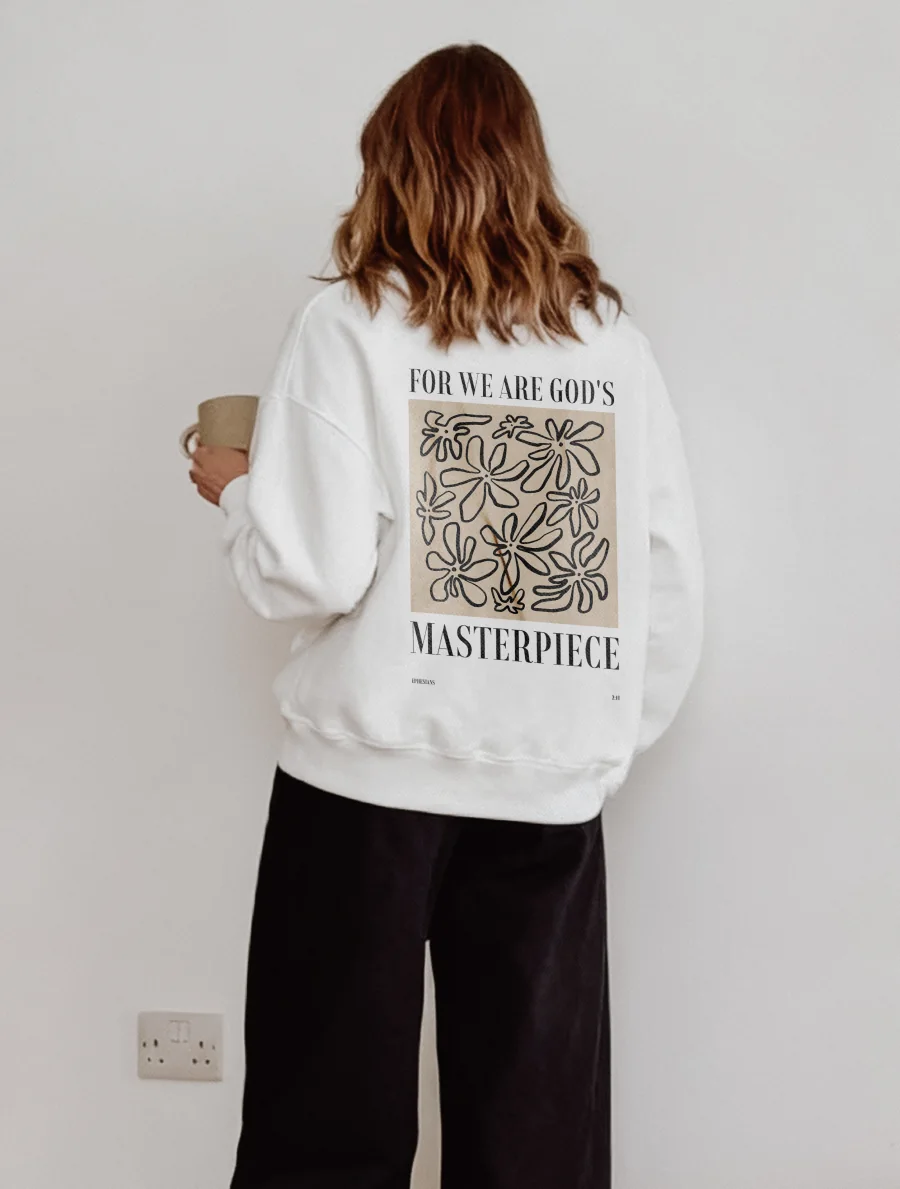 Femeie purtand bluza alba Pomverde cu mesajul We Are God's Masterpiece