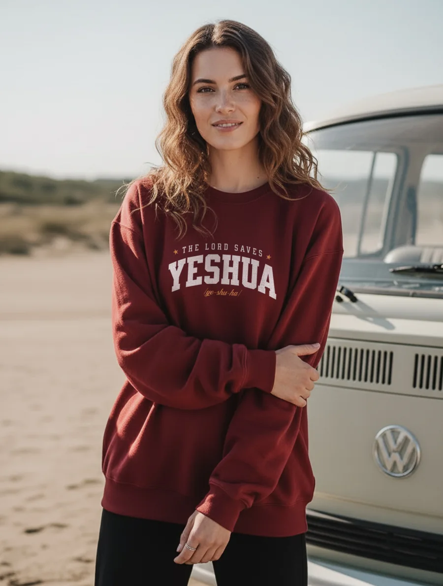 Model purtand bluza burgundy Pomverde cu mesajul Yeshua